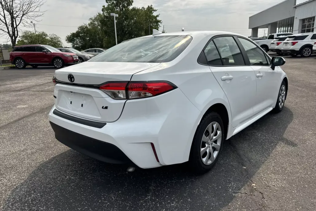 2024 Toyota Corolla LE photo 1