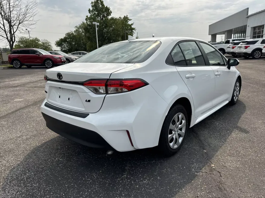 2024 Toyota Corolla LE photo 1