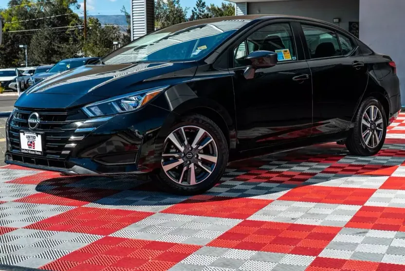 2023 Nissan Versa 1.6 SV photo 1