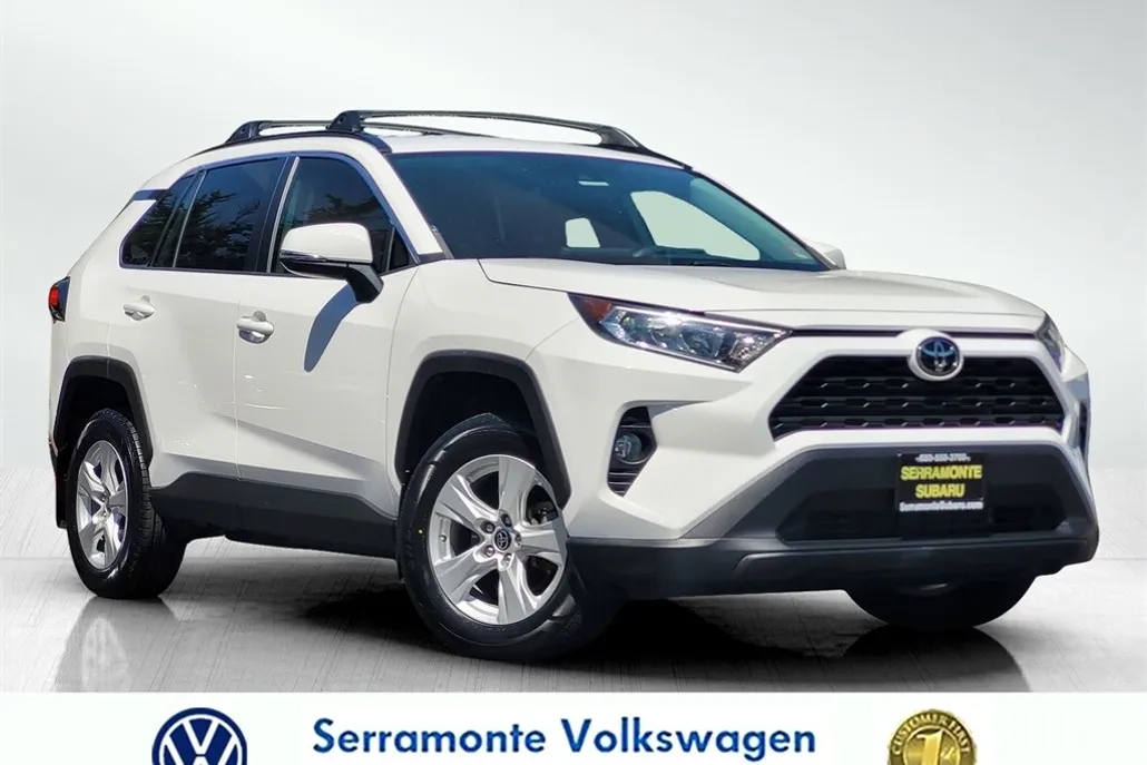 2021 Toyota RAV4 XLE photo 1