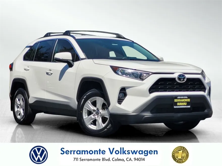 2021 Toyota RAV4 XLE photo 1