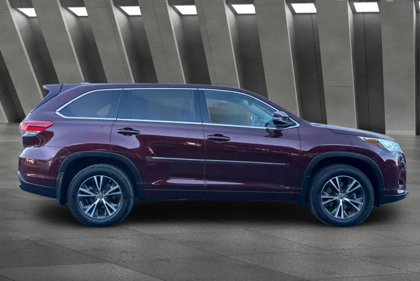 2018 Toyota Highlander LE Plus photo 1