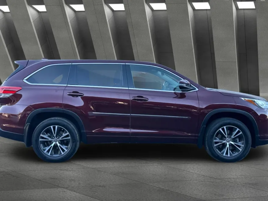 2018 Toyota Highlander LE Plus photo 1