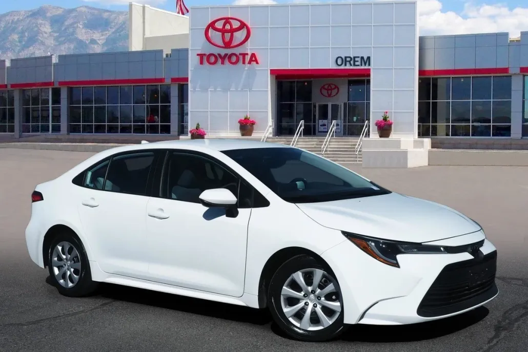 2024 Toyota Corolla LE photo 1