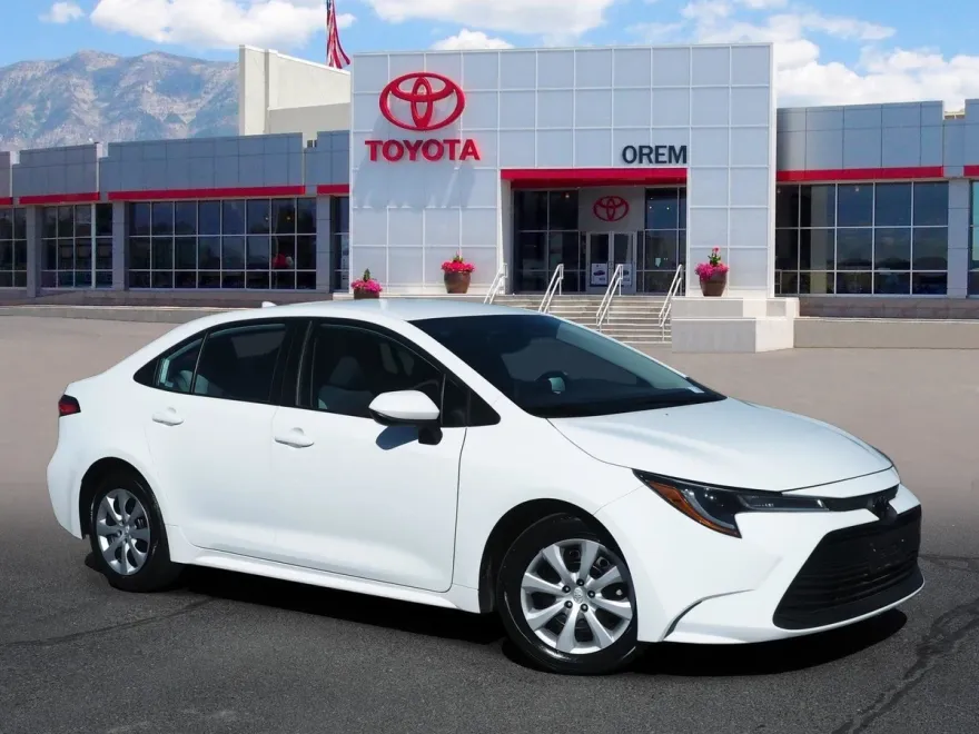 2024 Toyota Corolla LE photo 1