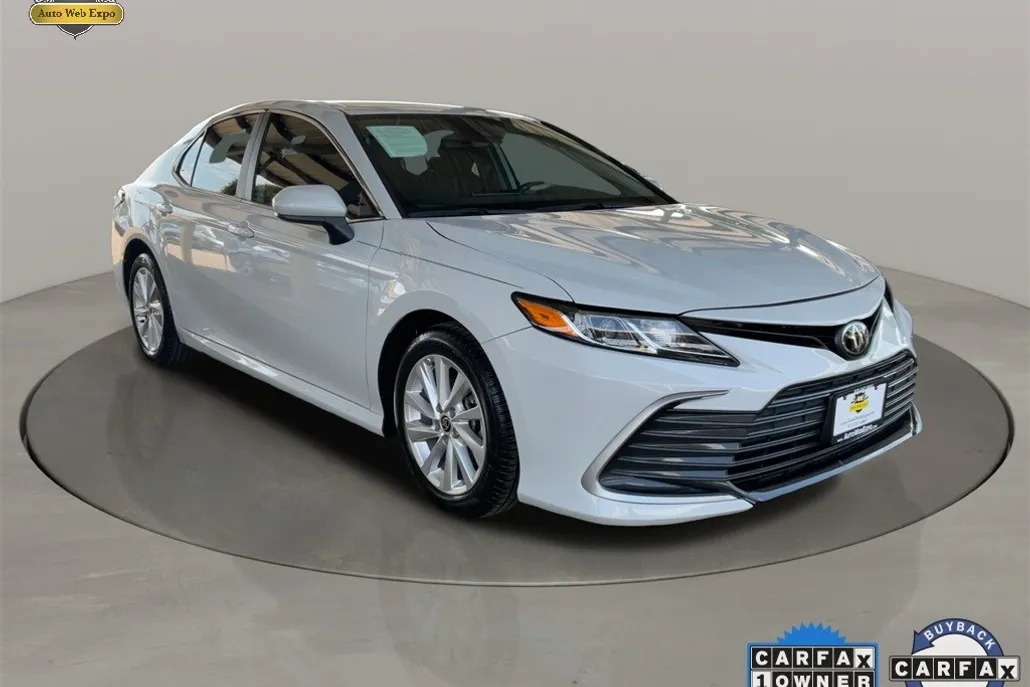2023 Toyota Camry LE photo 1