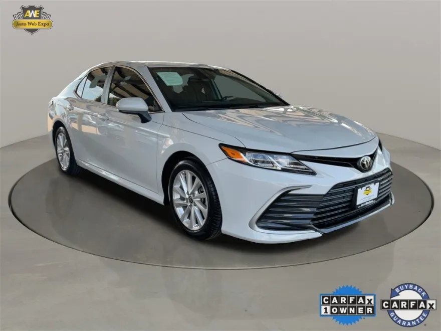 2023 Toyota Camry LE photo 1