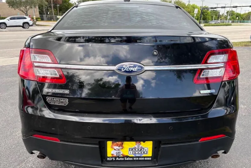 2015 Ford Taurus photo 1