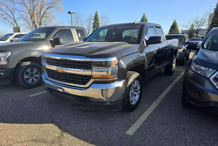 2017 Chevrolet Silverado LT photo 1