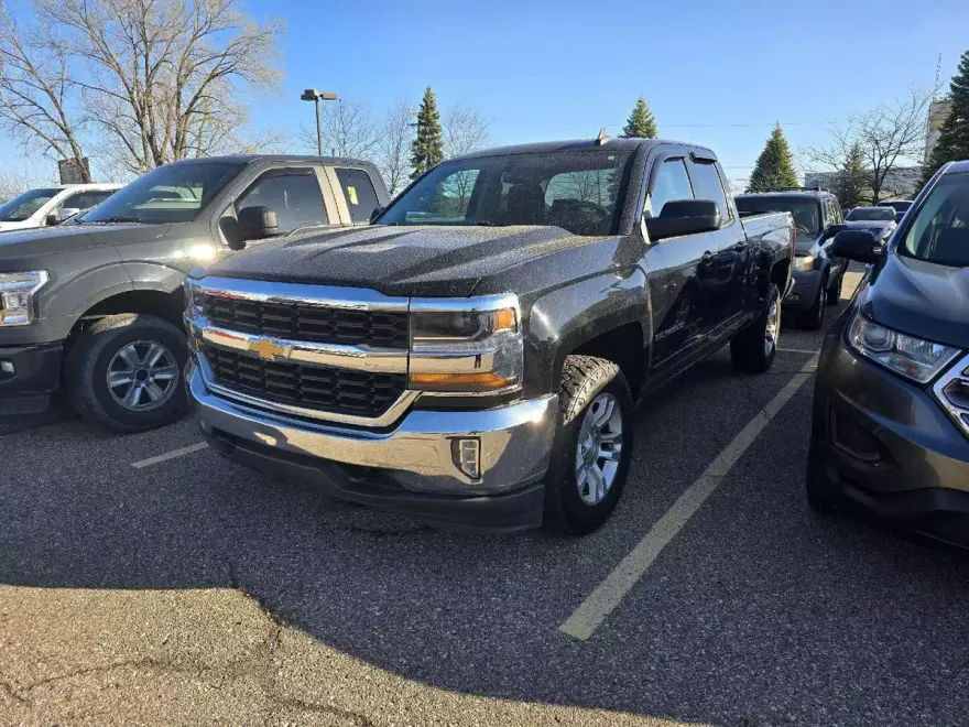 2017 Chevrolet Silverado LT photo 1
