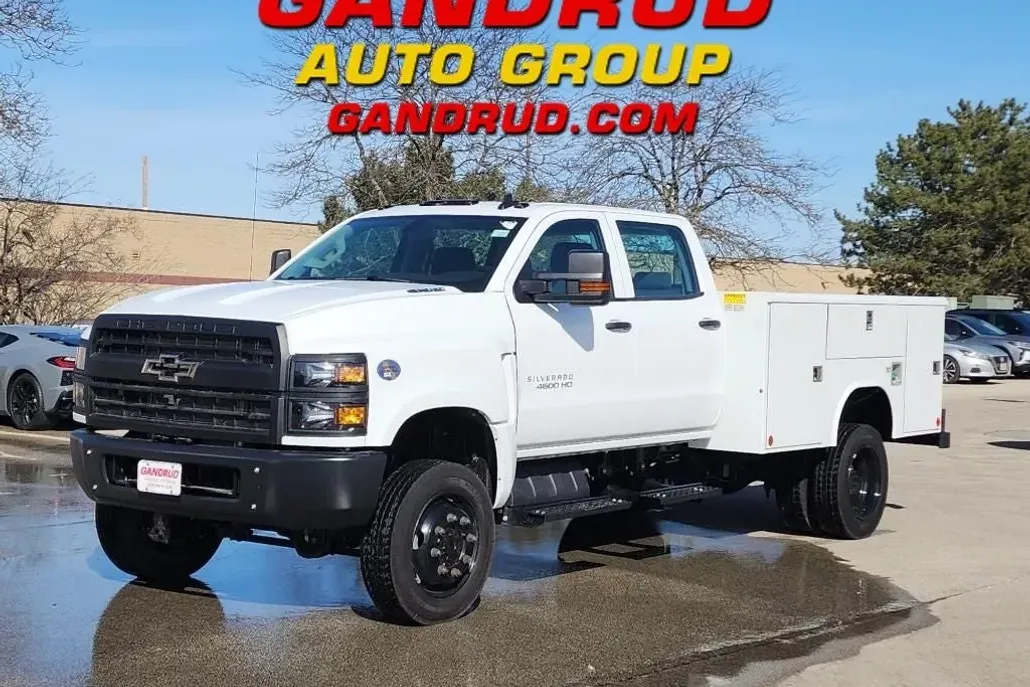 2024 Chevrolet Silverado 4500HD LT photo 1