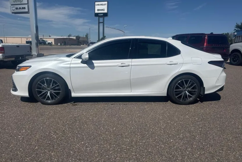 2023 Toyota Camry Hybrid XLE photo 1