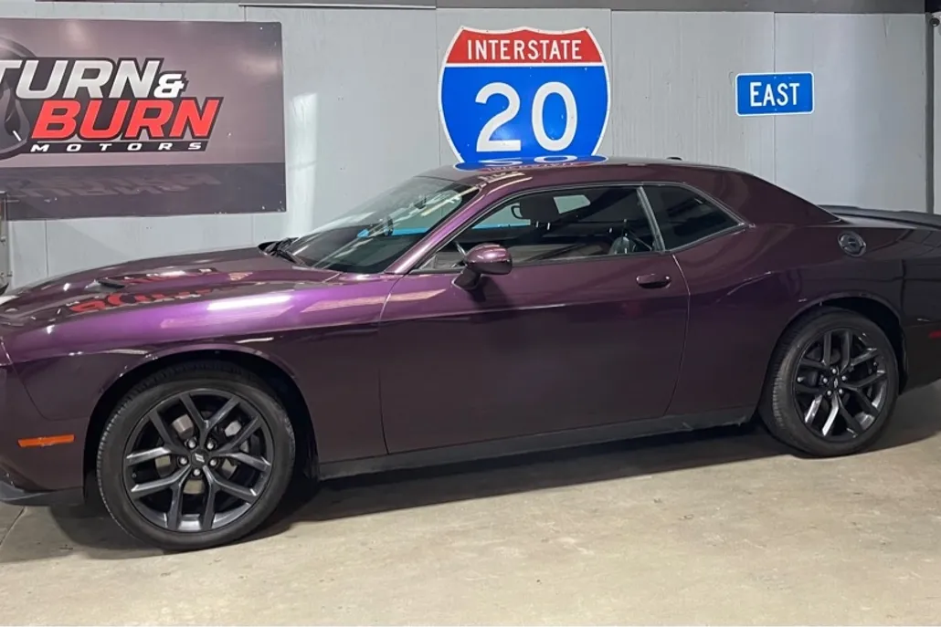 2022 Dodge Challenger SXT photo 1