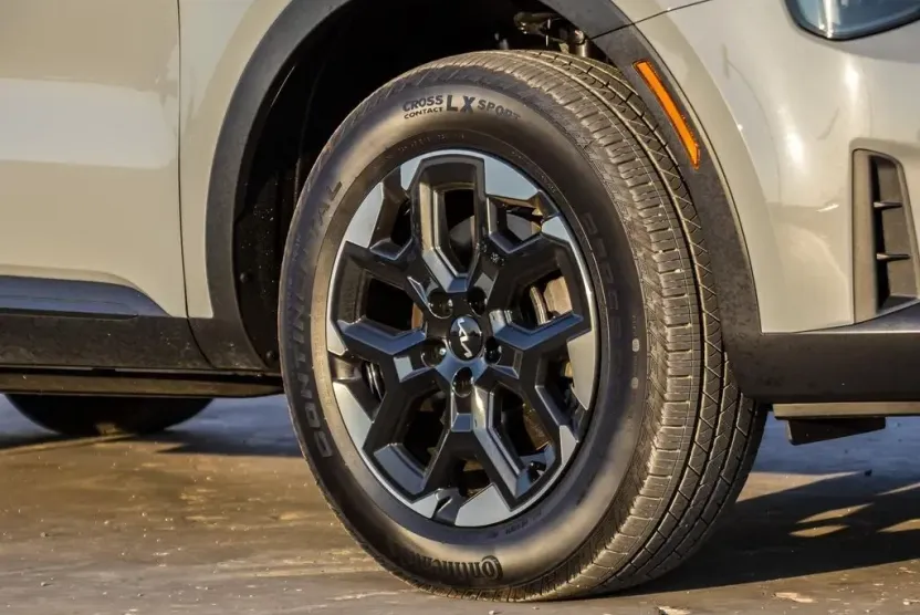 2025 Kia Sorento S photo 1