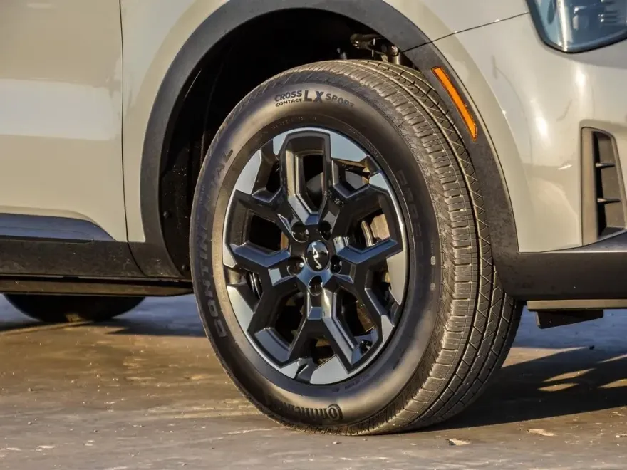 2025 Kia Sorento S photo 1