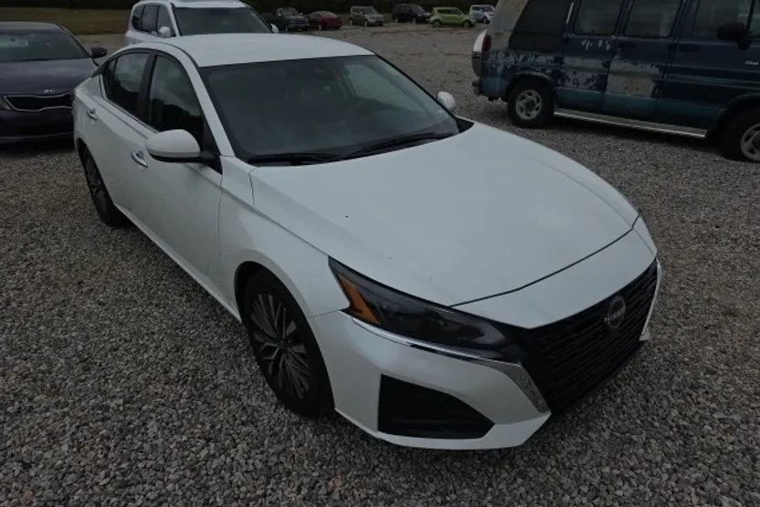 2023 Nissan Altima 2.5 SV photo 1
