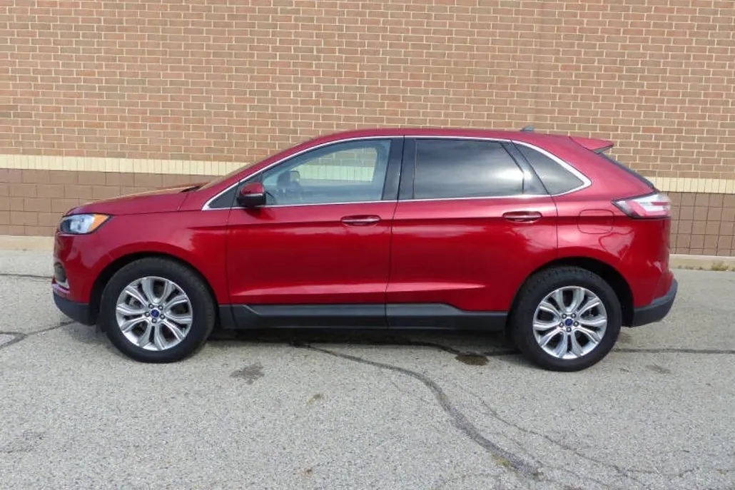 2022 Ford Edge Titanium photo 1
