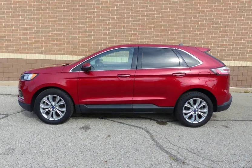2022 Ford Edge Titanium photo 1