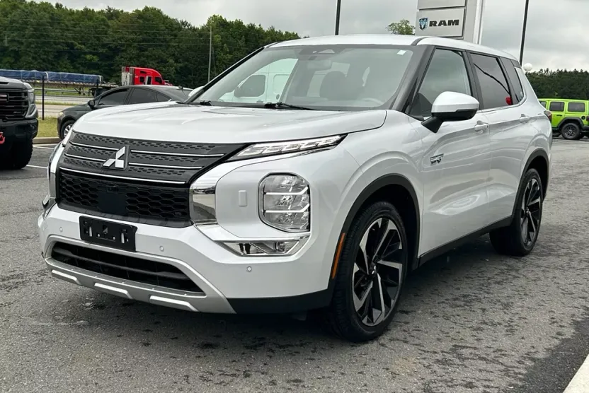 2023 Mitsubishi Outlander PHEV SE photo 1