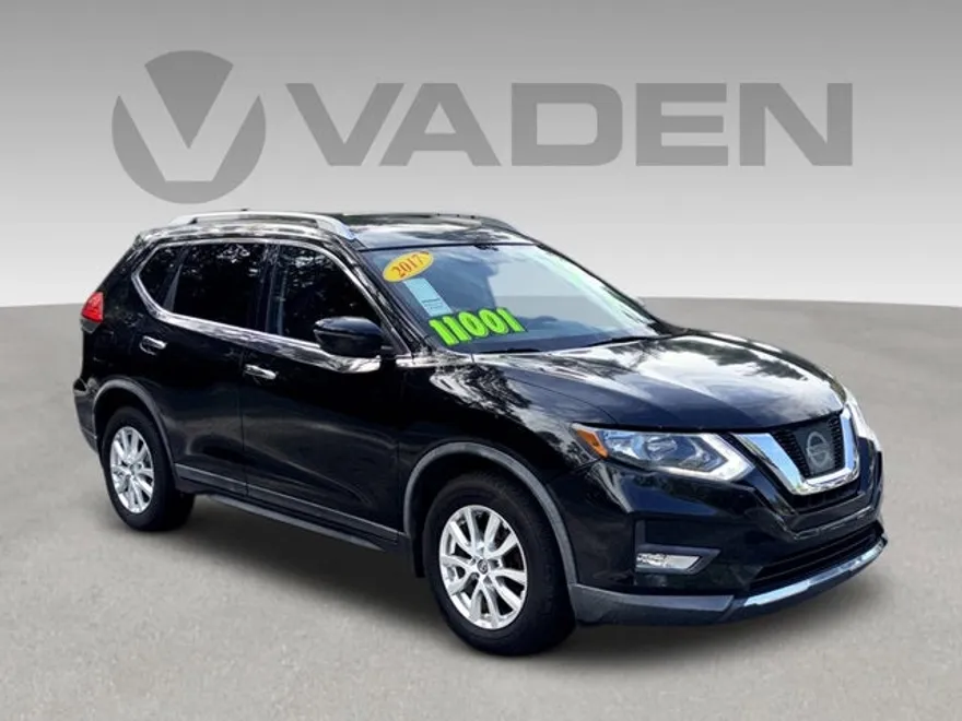 2017 Nissan Rogue SV photo 1