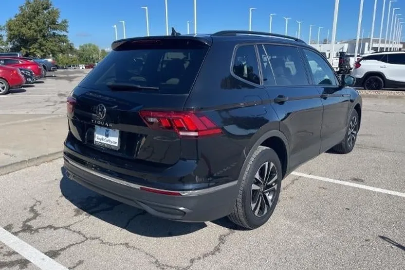 2022 Volkswagen Tiguan S photo 1