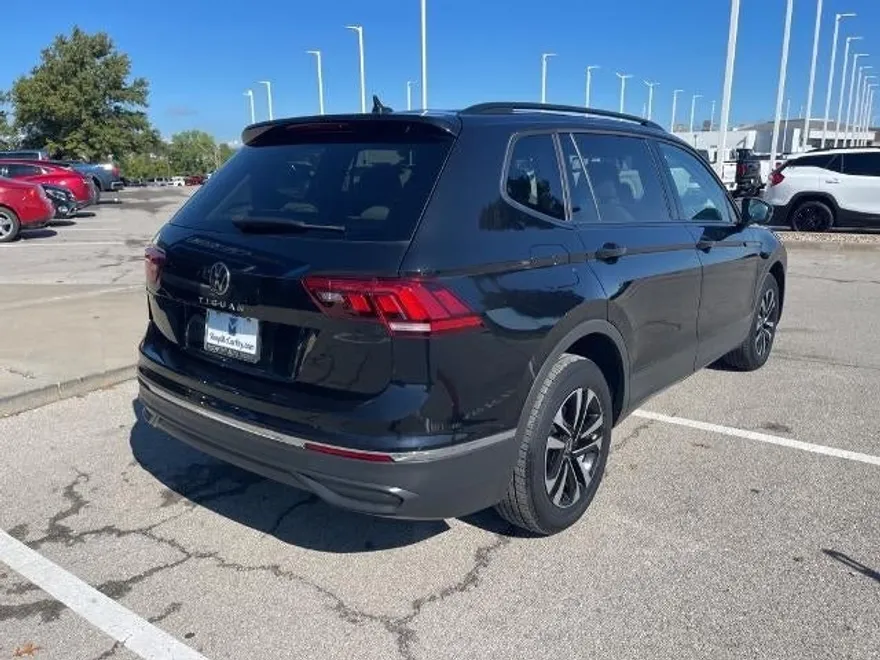 2022 Volkswagen Tiguan S photo 1