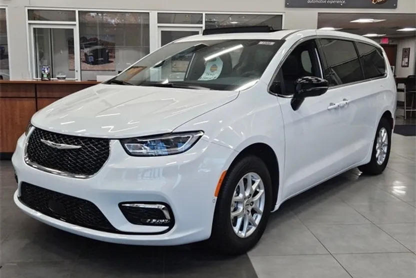 2025 Chrysler Pacifica photo 1