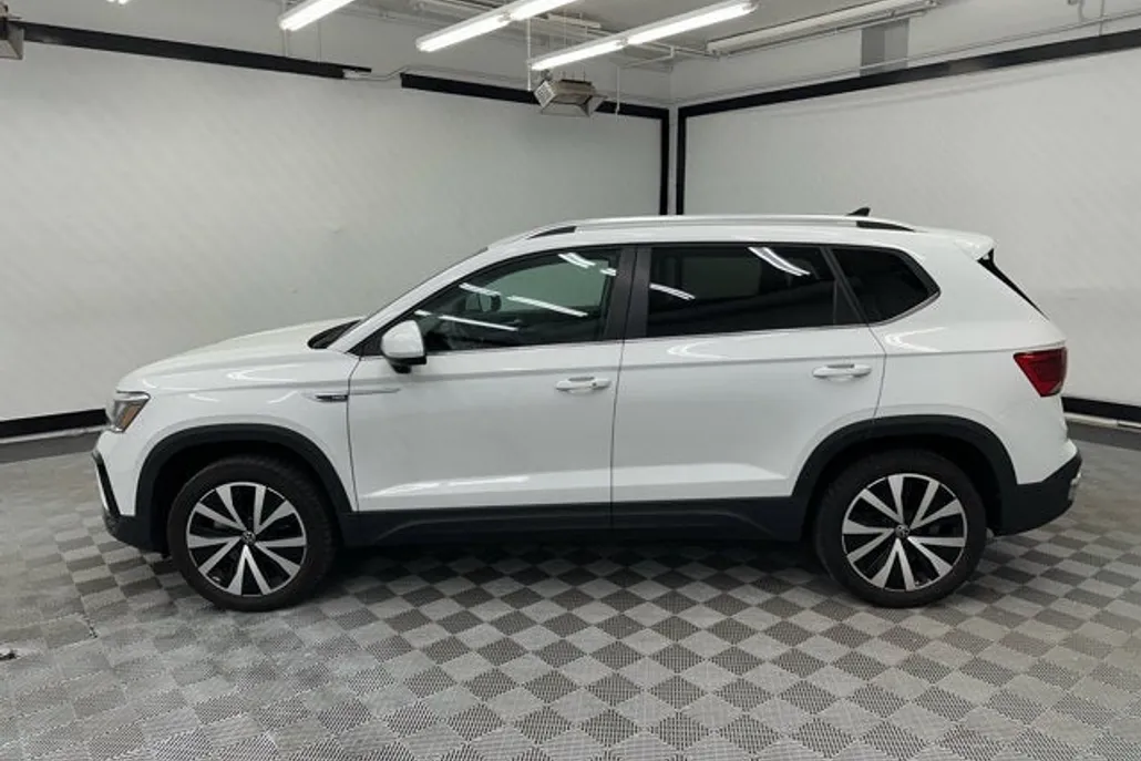 2024 Volkswagen Taos SE photo 1