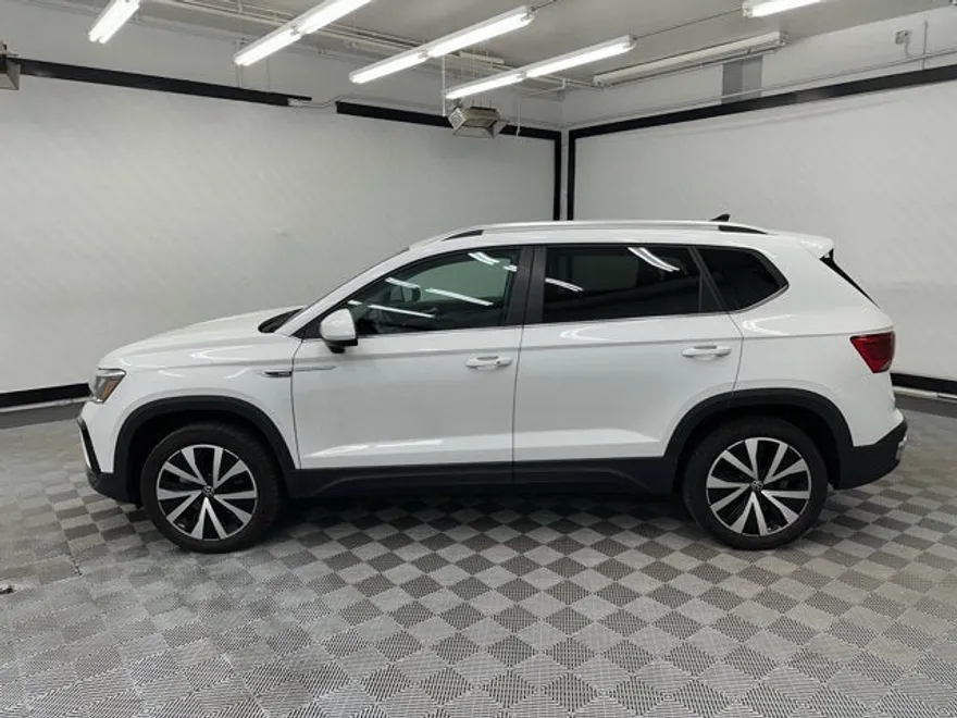 2024 Volkswagen Taos SE photo 1