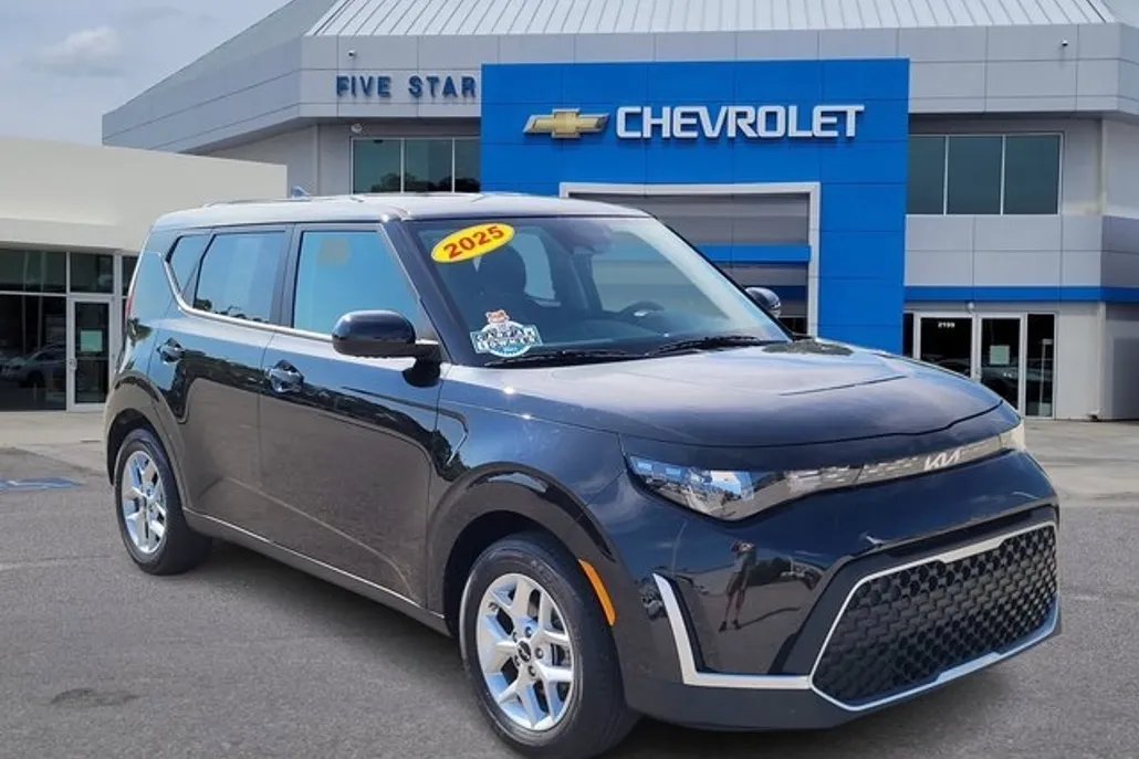 2025 Kia Soul LX photo 1