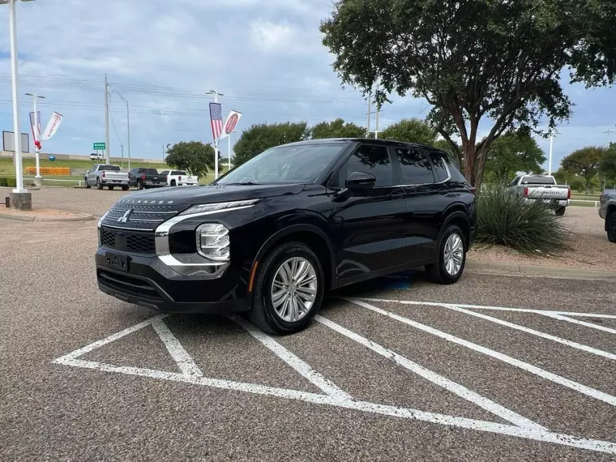 2024 Mitsubishi Outlander ES photo 1