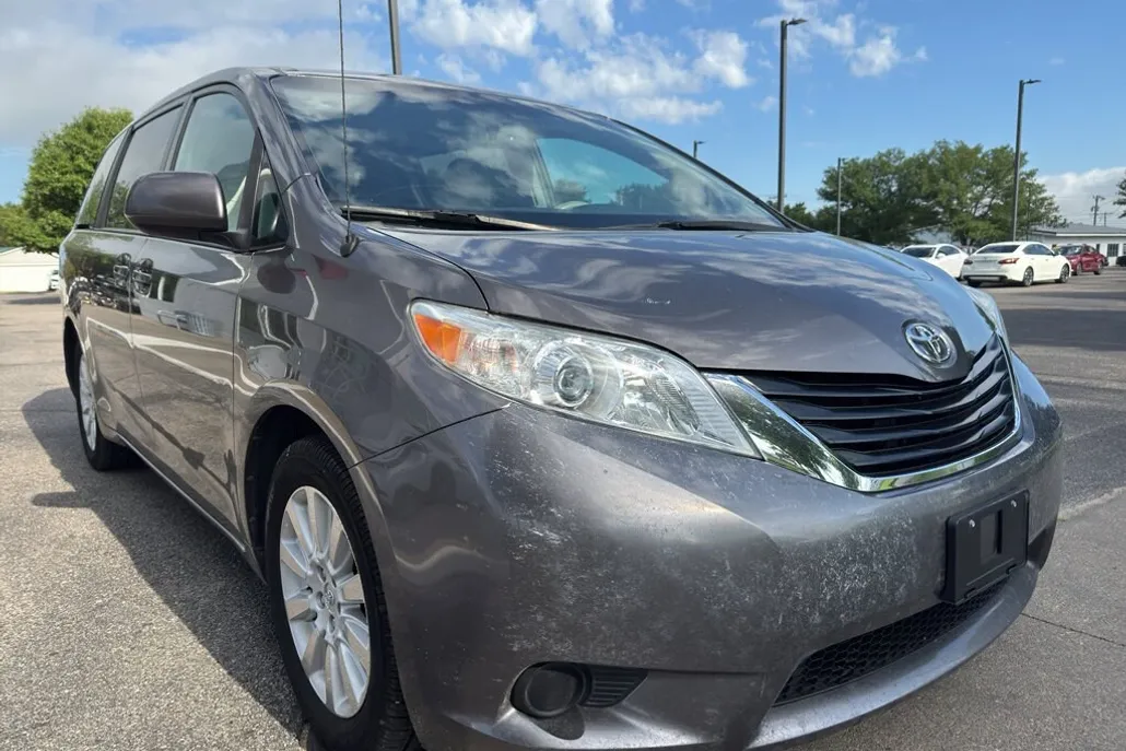 2014 Toyota Sienna LE photo 1