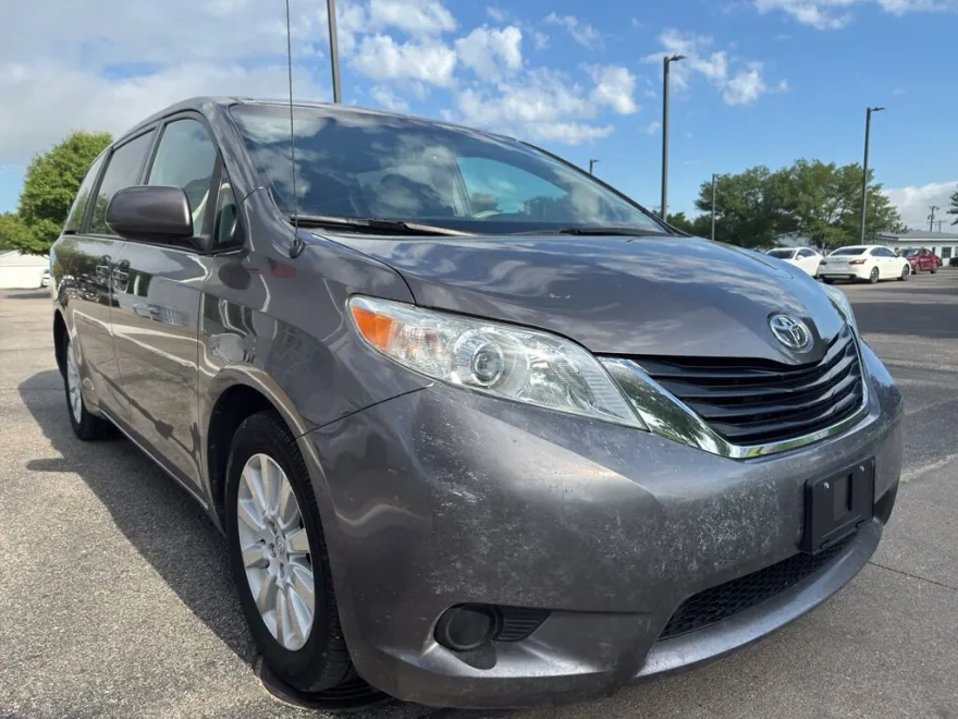 2014 Toyota Sienna LE photo 1