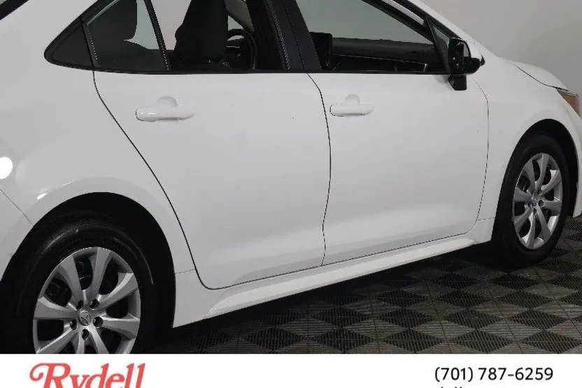 2023 Toyota Corolla LE photo 1
