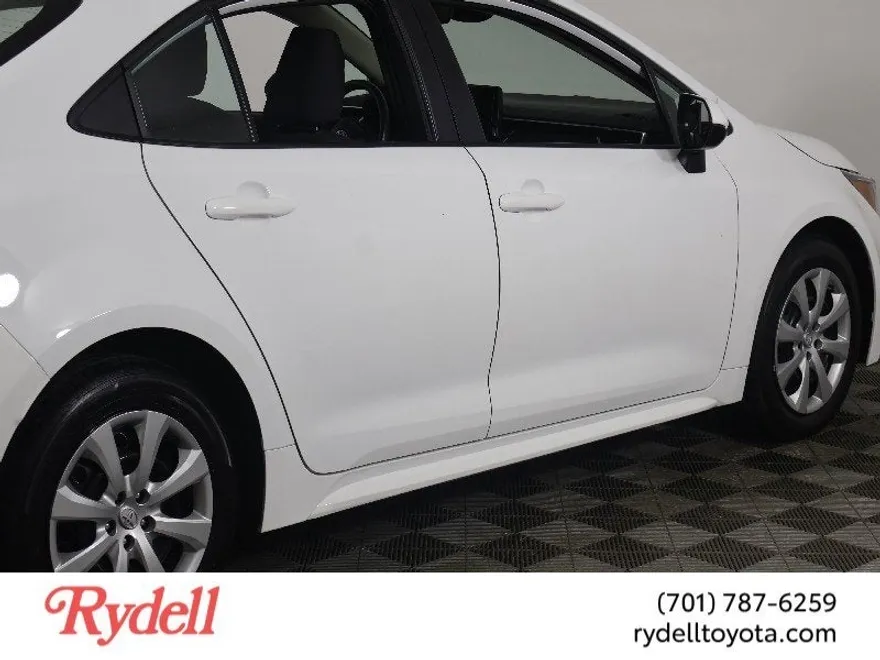 2023 Toyota Corolla LE photo 1