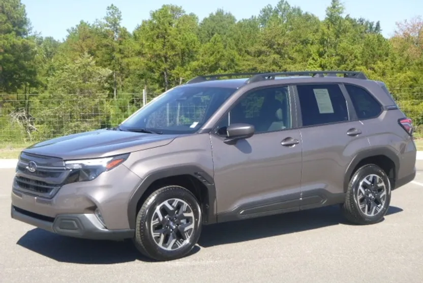 2025 Subaru Forester Premium Base photo 1