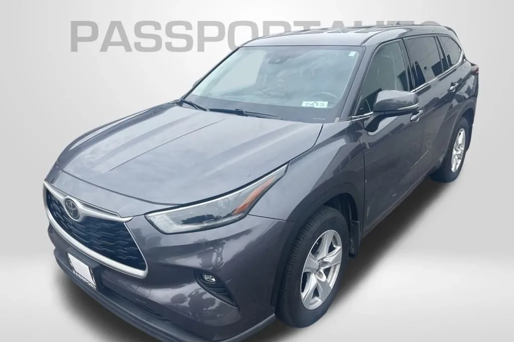 2021 Toyota Highlander LE photo 1