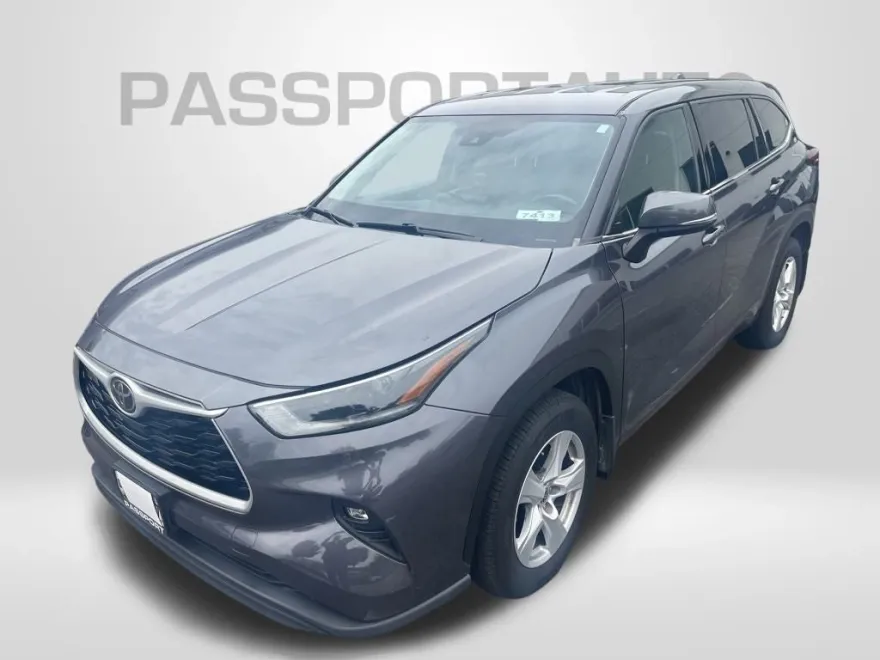 2021 Toyota Highlander LE photo 1