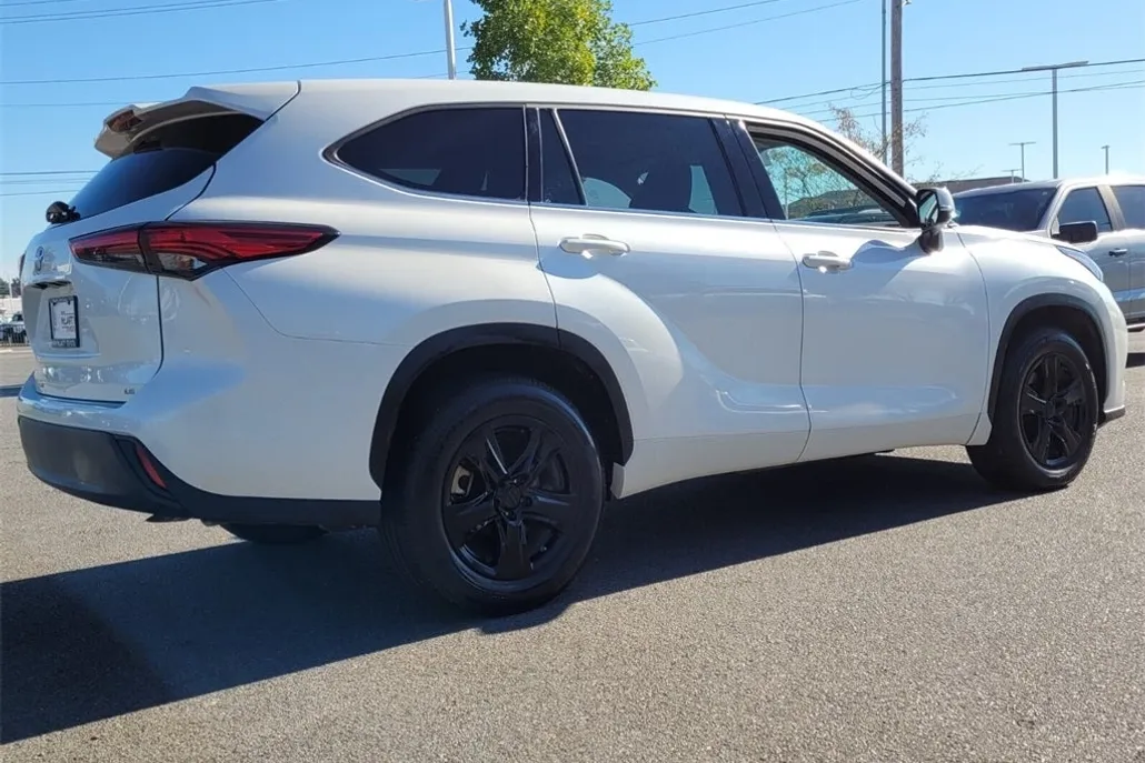 2020 Toyota Highlander LE photo 1
