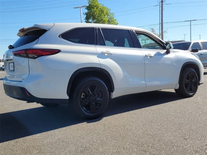 2020 Toyota Highlander LE photo 1