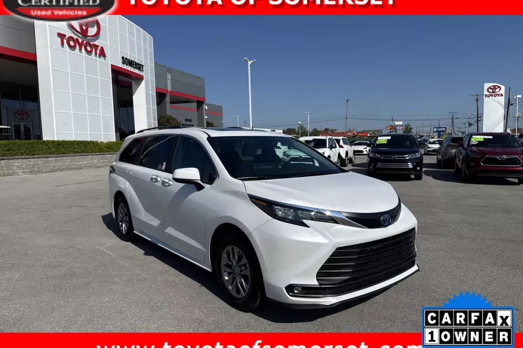 2025 Toyota Sienna XLE photo 1