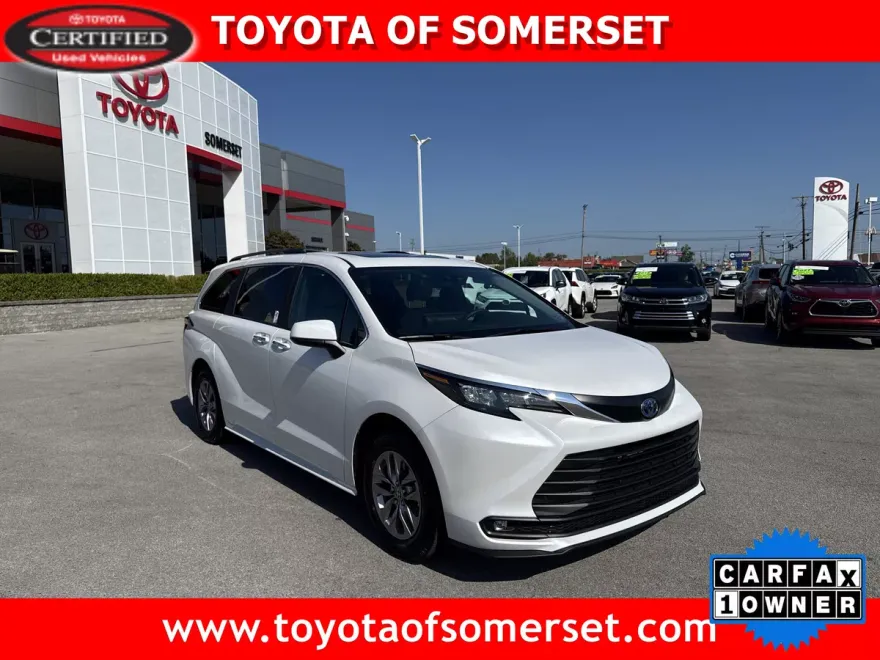 2025 Toyota Sienna XLE photo 1
