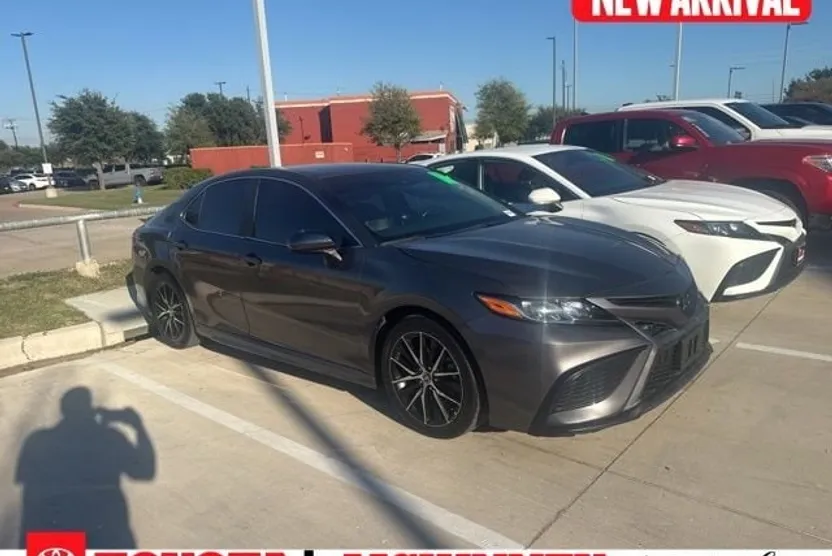 2021 Toyota Camry SE photo 1