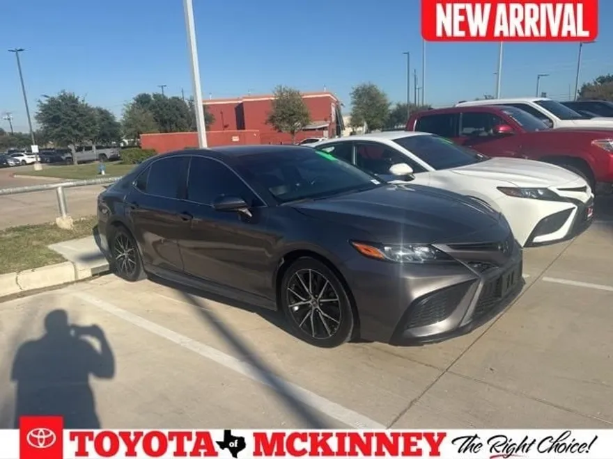 2021 Toyota Camry SE photo 1