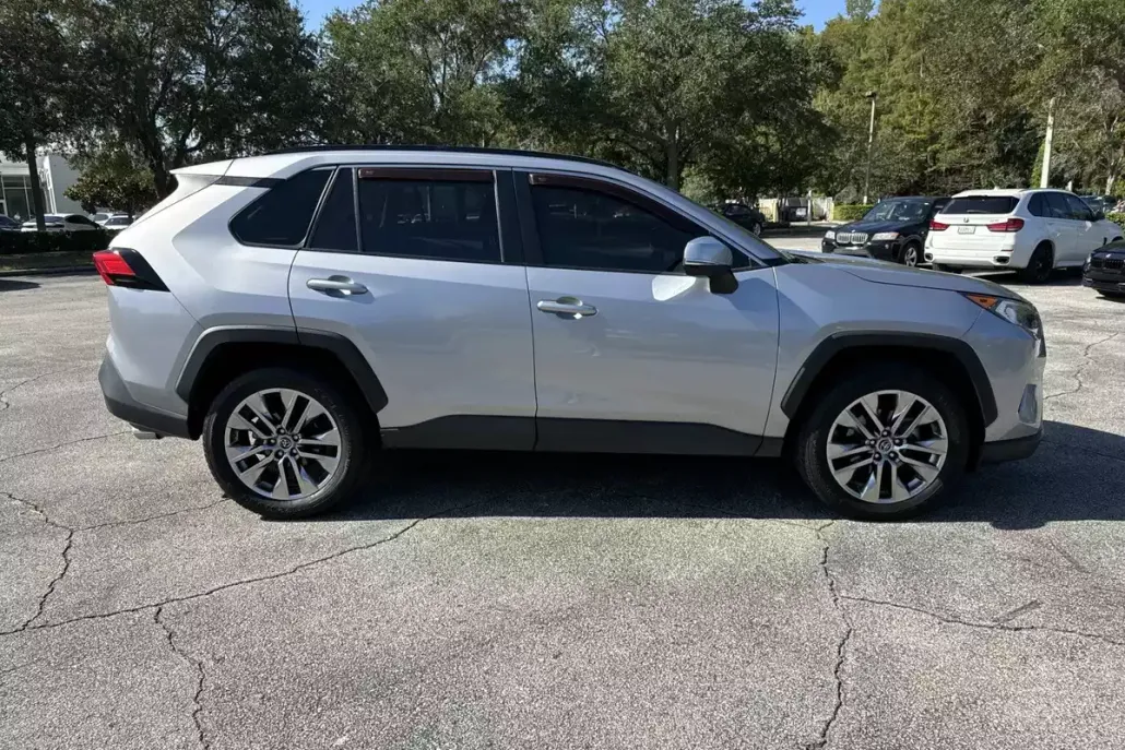 2019 Toyota RAV4 XLE Premium photo 1