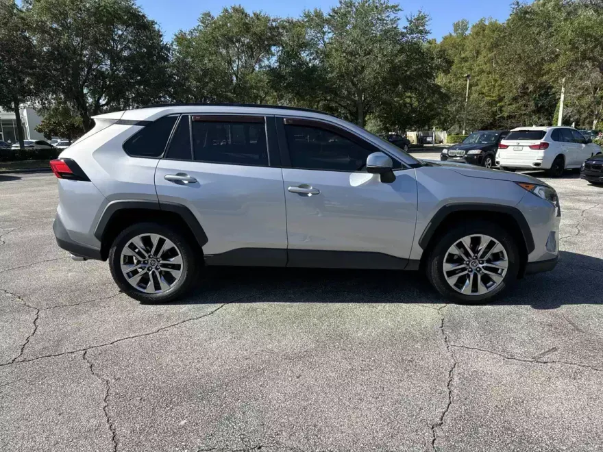 2019 Toyota RAV4 XLE Premium photo 1