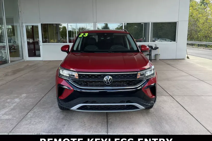 2023 Volkswagen Taos SE photo 1