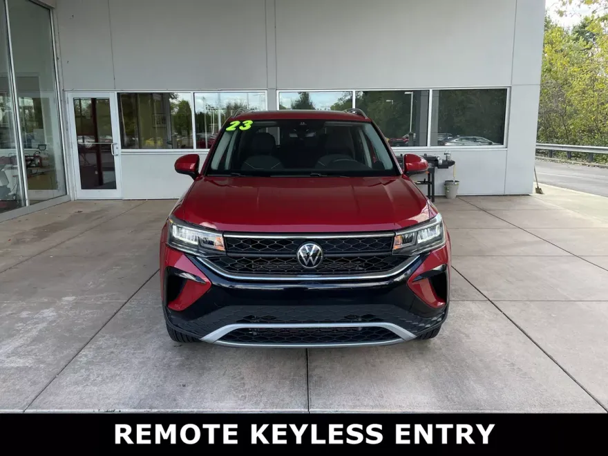 2023 Volkswagen Taos SE photo 1