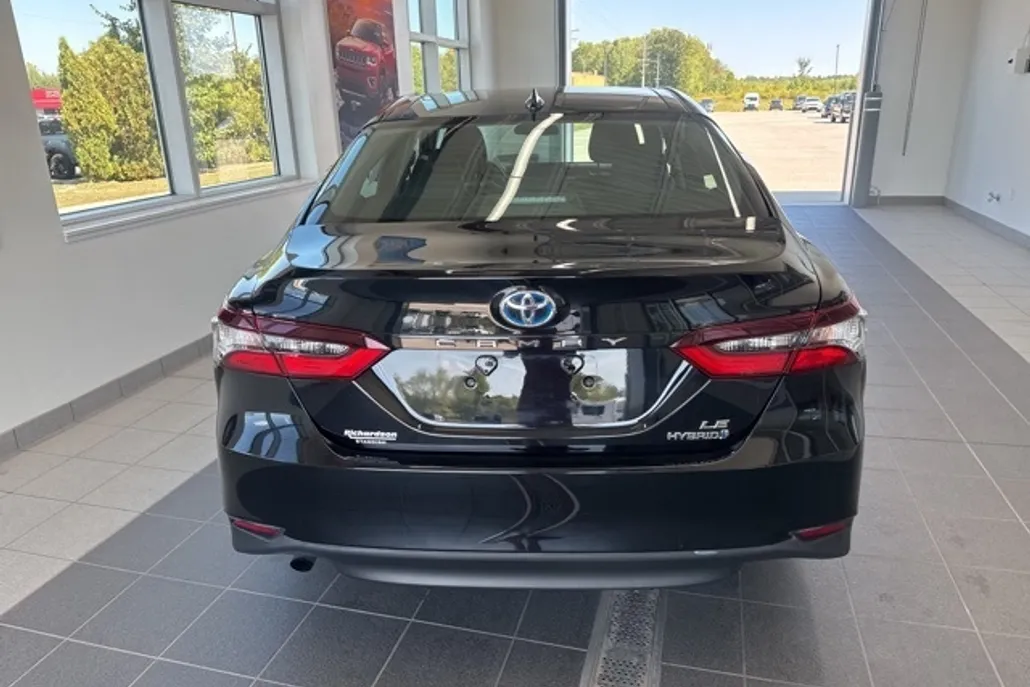 2021 Toyota Camry Hybrid LE photo 1