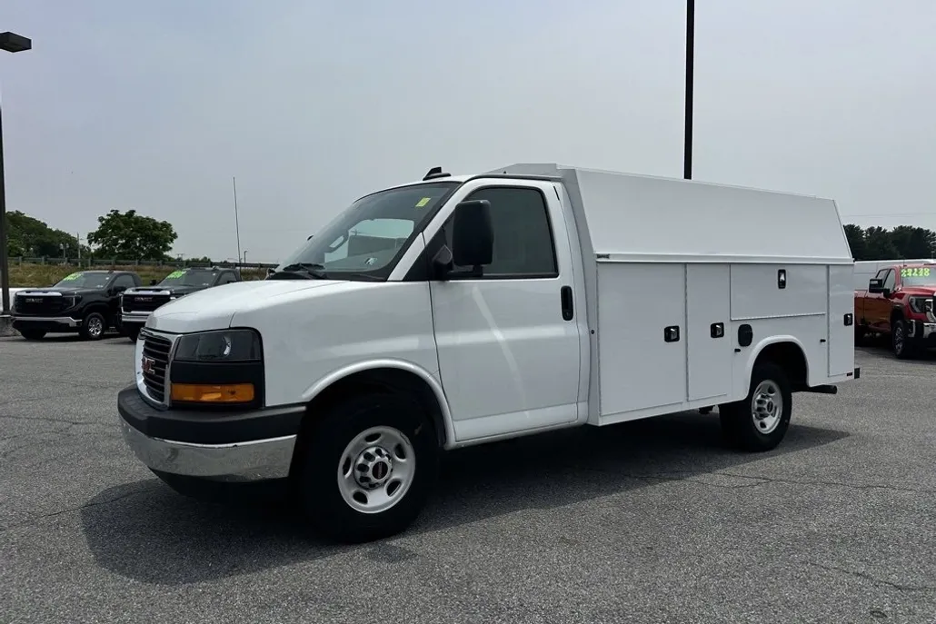 2025 Gmc Savana Cutaway 3500 photo 1